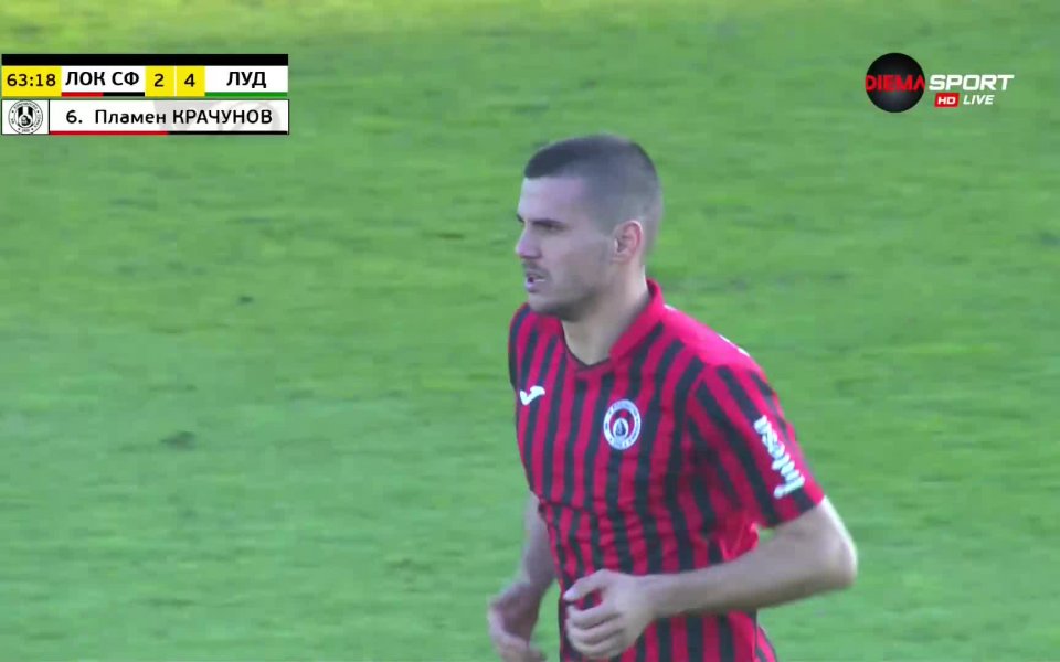 Валентин Николов получи топката вдясно и достави превъзходно центриране в