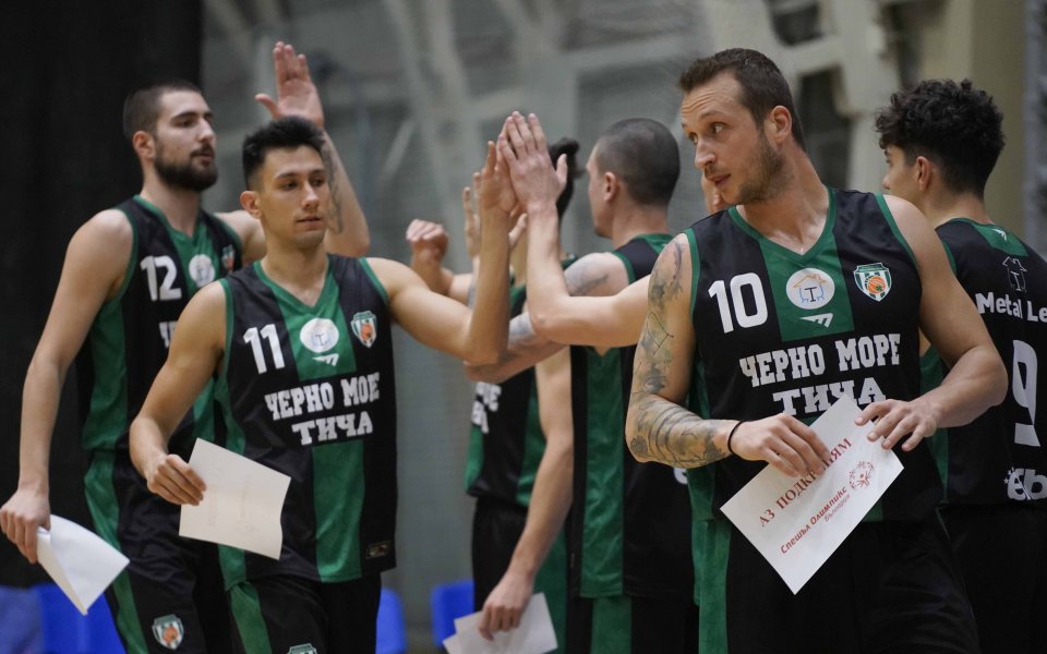 Двубоят от 12-ия кръг на Националната баскетболна лига между Черно