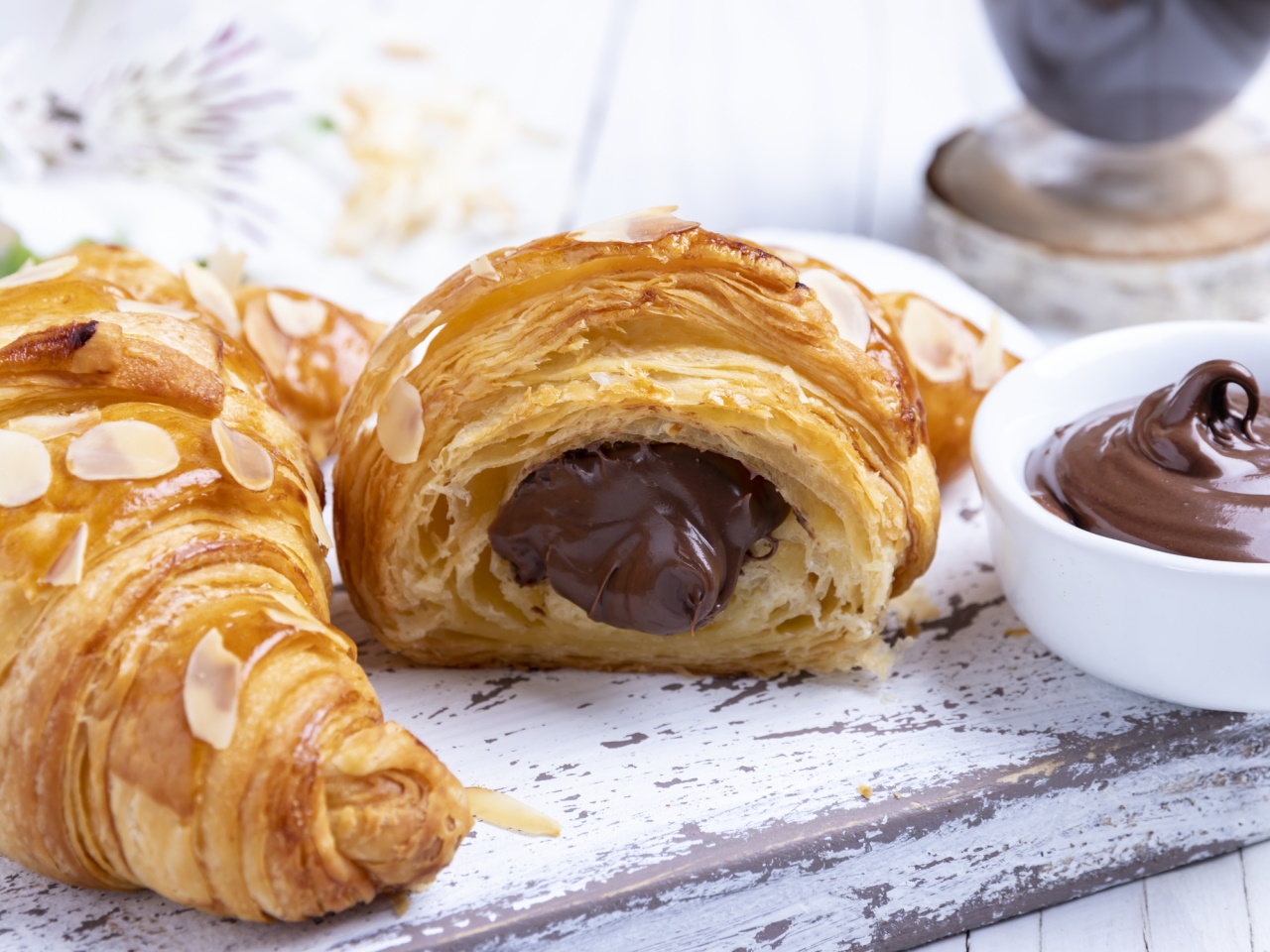 <p>Кроасанът</p>

<p>Кроасанът, макар и изключително популярен във Франция, всъщност е австрийско ястие. Продавал се в предимно в скъпи виенски пекарни в Париж, поради което сладкишът често се свързва с Франция</p>