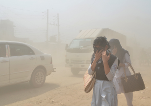 Мощна пясъчна буря покри Дубай с кафяв прах и пясък