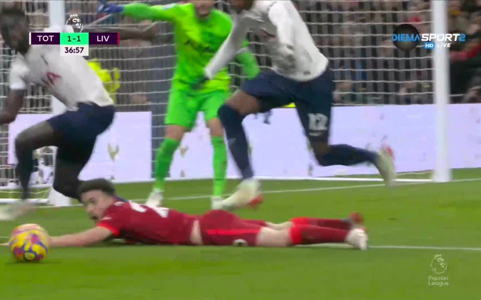 В 35-ата минута Емерсон Роял връхлетя цинично в гръб на