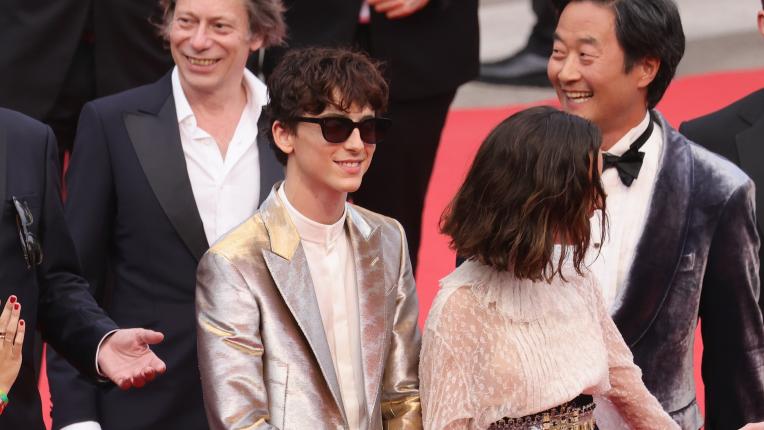  Тимъти Шаламе и две светли визии от дрешника му 