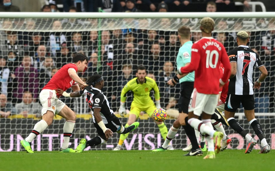 Нюкасъл и Манчестър Юнайтед играят при 1:0 в мач от