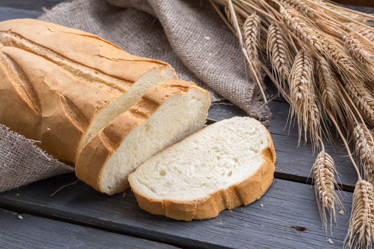 <p><strong>Бял хляб</strong></p>

<p>Белият хляб е преработен въглехидрат, който може бързо да провали целите ви за здравословно отслабване. Той не ви засища, така че ще изядете повече калории, отколкото са ви необходими и ще наддадее тегло. Заложете на пълнозърнест хляб с фибри.</p>