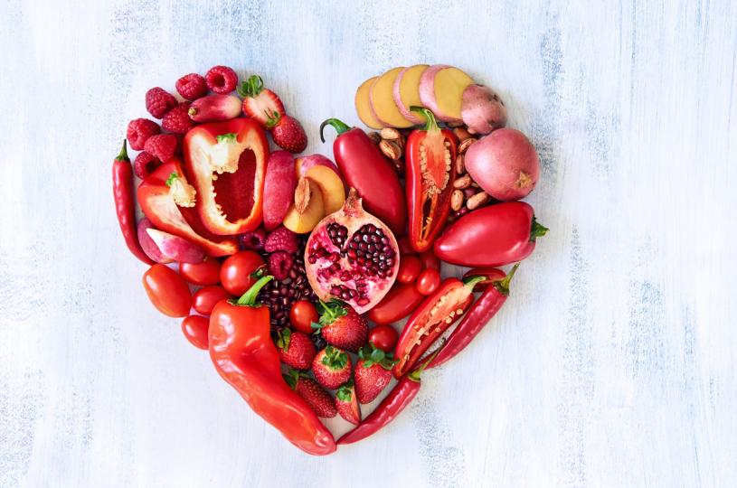 <p><strong>Червени плодове и зеленчуци</strong></p>

<p>Червените плодове и зеленчуци защитават функциите на сърцето ни. Червеният цвят в повечето плодове и зеленчуци съдържа антиоксиданти, които намаляват риска от развитие на атеросклероза, хипертония и висок холестерол. Те също така понижават риска от развитие на различни видове рак, включително рак на простатата, и предпазват от сърдечни заболявания и подобряват мозъчната функция.</p>

<p><strong>Червени зеленчуци:</strong> домати, репички, червено зеле, цвекло</p>

<p><strong>Червени плодове:</strong> червено грозде, ягоди, диня, череши, малини, нар, боровинки, червени ябълки</p>