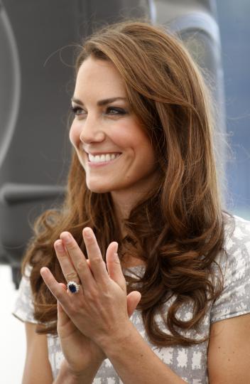 <p><strong>Годежният пръстен на принцеса Даяна и Кейт Мидълтън</strong></p>

<p>Известен факт е, че принцеса Даяна е носила този необичаен пръстен преди Кейт. През 1981 г., когато Даяна и Чарлз се сгодяват, бижуто предизвиква голяма публичност, защото пръстенът е закупен в магазин за 60 000 долара и не е изработен по поръчка, както би трябвало да се направи за член на кралското семейство. Всеки е можел да си купи същия пръстен, което е в разрез с кралските традиции.</p>

<p>Но историята зад пръстена е интересна не само заради това. Смята се, че Чарлз се е вдъхновил от брошката на кралица Виктория, когато е избирал пръстен за Даяна. А тази брошка е истинска реликва, която принадлежи на кралското семейство от средата на XIX век.</p>

<p><strong><a href="https://www.edna.bg/izvestni/kejt-poluchava-prystena-na-daiana-blagodarenie-na-hari-4663728" target="_blank">Прочетете цялата история зад този емблематичен пръстен тук&gt;&gt;&gt;&gt;&gt;</a></strong></p>