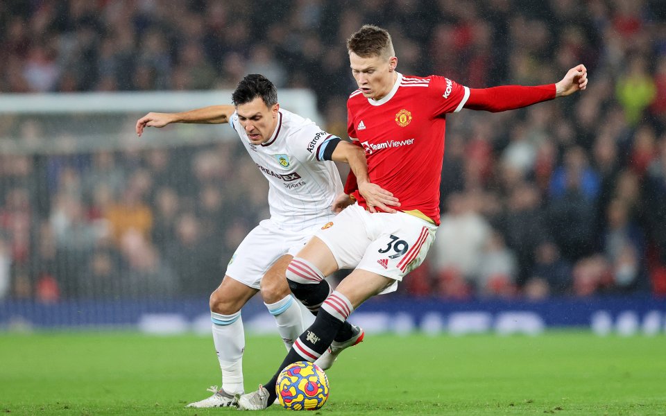 Отборите на Манчестър Юнайтед и Бърнли играят при резултат 2:0