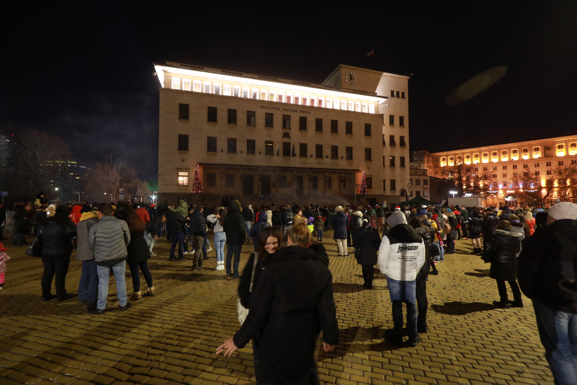 София ще посрещне Новата година без традиционния празничен концерт. Столицата се лиши и от новогодишна заря. 2021 година обаче столичани изпращат с 15-минутно светлинно шоу