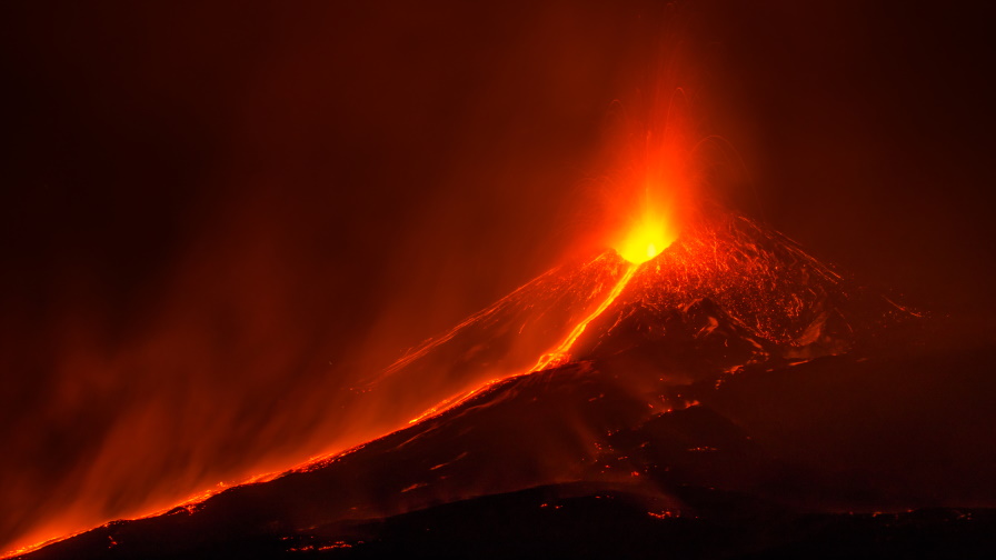 <p><strong>2. Етна, един от най-известните вулкани в света</strong></p>

<p>1971, 1981, 1991, 2002, 2004, 2007, 2012, 2018, 2020, 2021 ... Това са датите на няколко от най-новите изригвания на Етна. Някои от тези епизоди са били с по-ярък характер, а други ограничени до изхвърлянето на газови облаци. По един или друг начин истината е, че Източна Сицилия е дом на един от най-активните вулкани в света.</p>