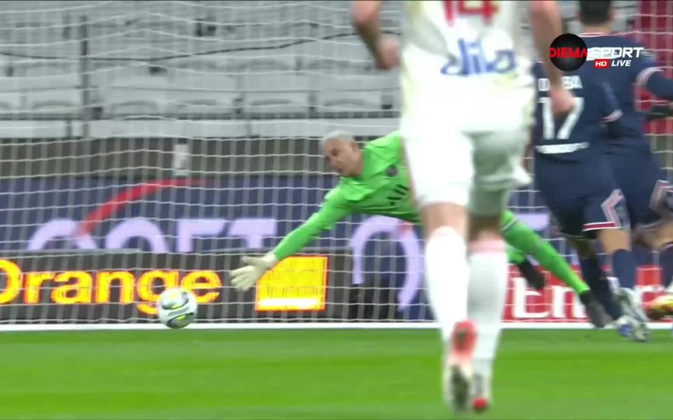 Лион обаче поведе в 8-ата минута. Бруно Гимараеш с прекрасен