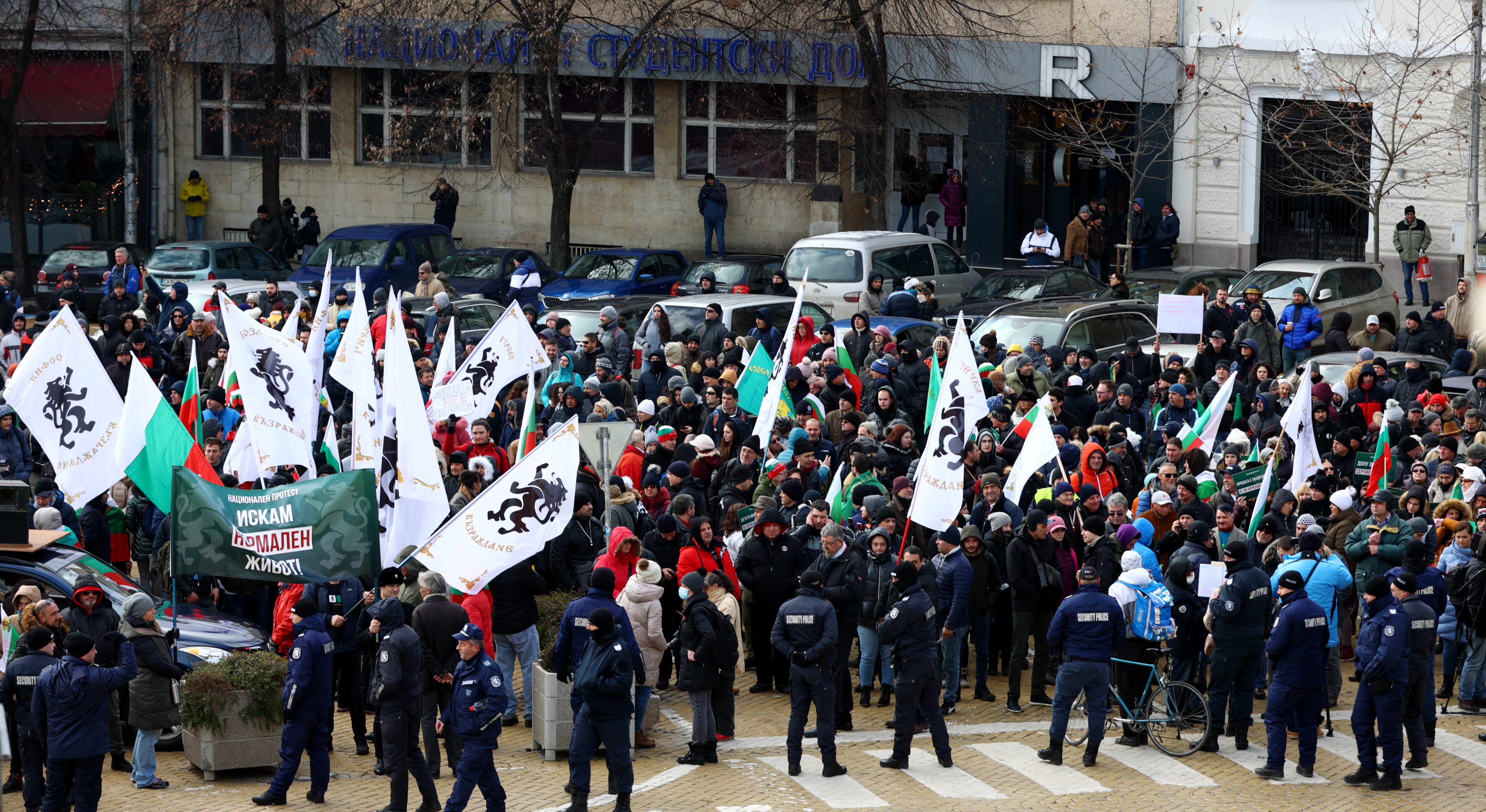 <p>За кратко ескалира напрежението на протеста срещу зеления сертификат пред парламента. След това протестът премина в шествие до Министерство на здравеопазването, където министър Асена Сербезова се срещна с част от демонстрантите</p>