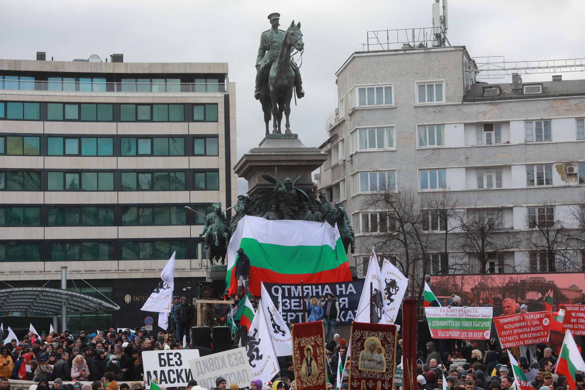 <p>За кратко ескалира напрежението на протеста срещу зеления сертификат пред парламента. След това протестът премина в шествие до Министерство на здравеопазването, където министър Асена Сербезова се срещна с част от демонстрантите</p>