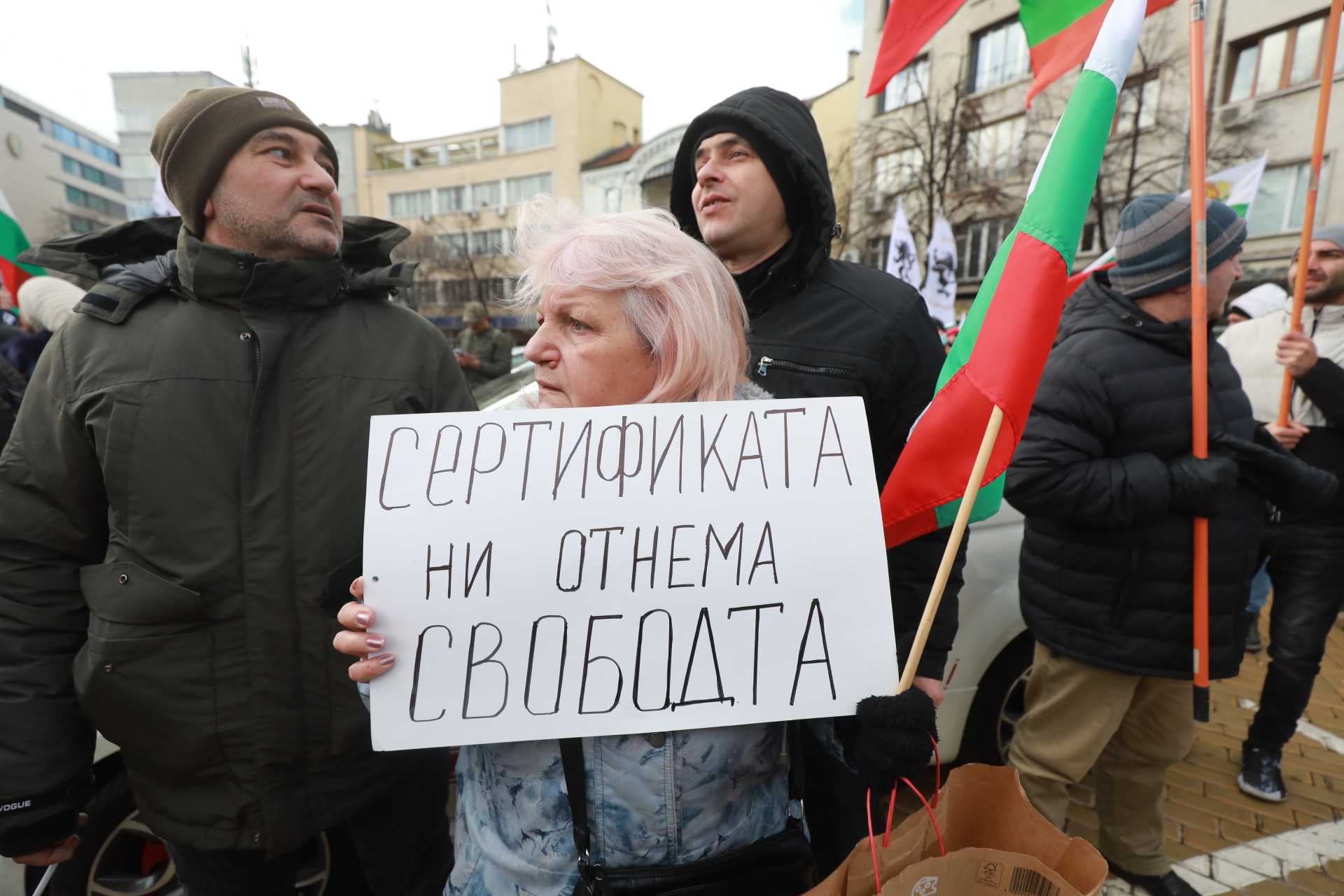 <p>За кратко ескалира напрежението на протеста срещу зеления сертификат пред парламента. След това протестът премина в шествие до Министерство на здравеопазването, където министър Асена Сербезова се срещна с част от демонстрантите</p>