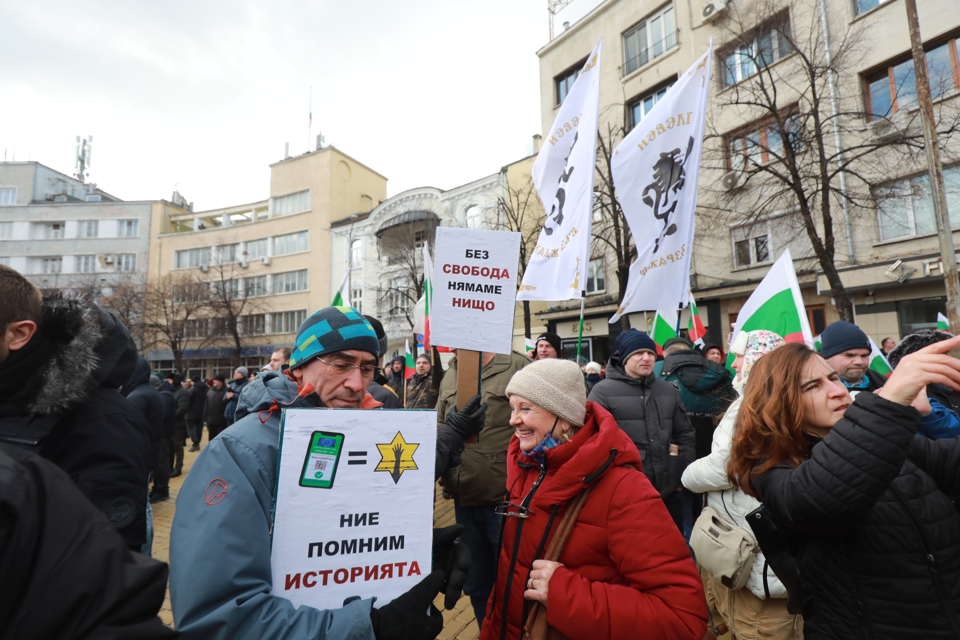 <p>За кратко ескалира напрежението на протеста срещу зеления сертификат пред парламента. След това протестът премина в шествие до Министерство на здравеопазването, където министър Асена Сербезова се срещна с част от демонстрантите</p>