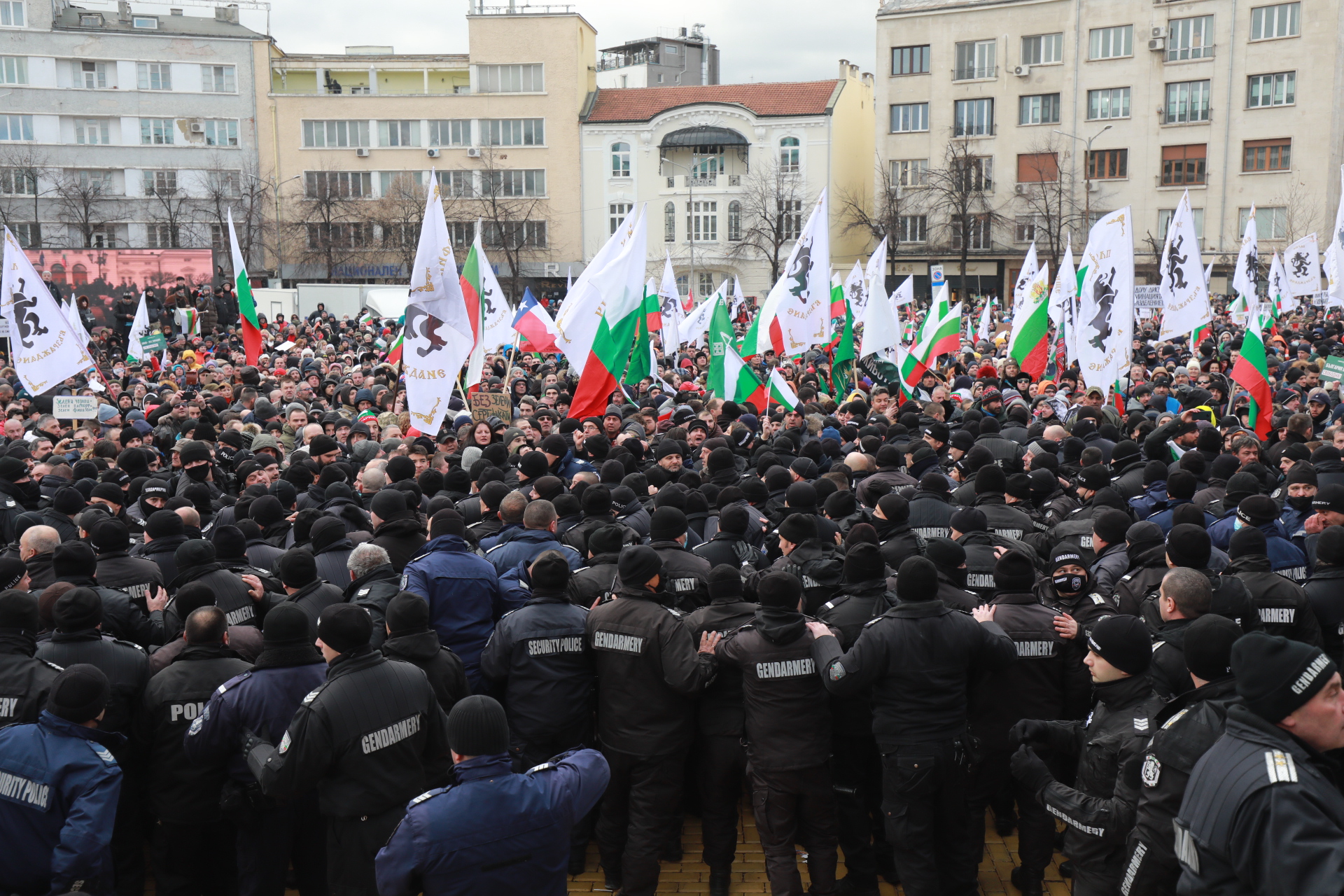 <p>За кратко ескалира напрежението на протеста срещу зеления сертификат пред парламента. След това протестът премина в шествие до Министерство на здравеопазването, където министър Асена Сербезова се срещна с част от демонстрантите</p>