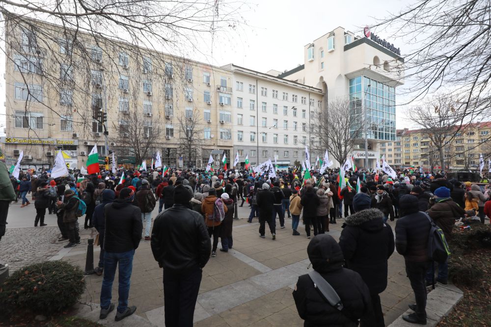 <p>За кратко ескалира напрежението на протеста срещу зеления сертификат пред парламента. След това протестът премина в шествие до Министерство на здравеопазването, където министър Асена Сербезова се срещна с част от демонстрантите</p>