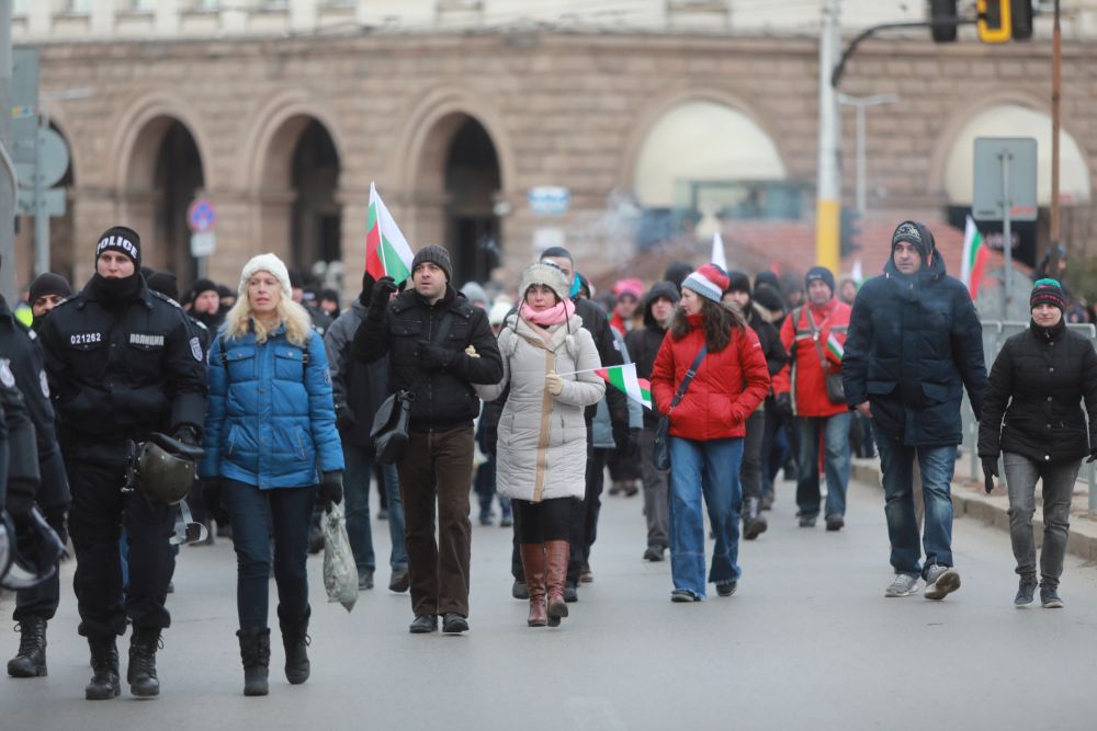 <p>За кратко ескалира напрежението на протеста срещу зеления сертификат пред парламента. След това протестът премина в шествие до Министерство на здравеопазването, където министър Асена Сербезова се срещна с част от демонстрантите</p>