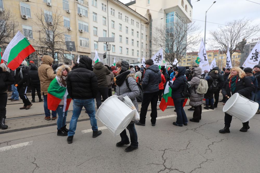 <p>За кратко ескалира напрежението на протеста срещу зеления сертификат пред парламента. След това протестът премина в шествие до Министерство на здравеопазването, където министър Асена Сербезова се срещна с част от демонстрантите</p>