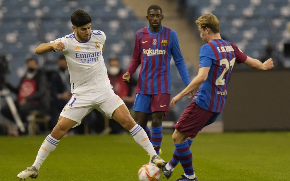 Отборите на Барселона и Реал Мадрид си дават спор в