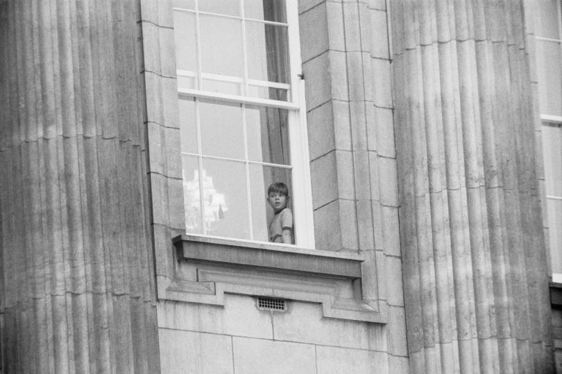 <p>6-годишният принц Андрю до прозореца на Бъкингамския дворец, 1966 г.</p>