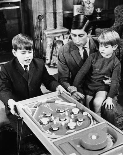 <p>Игра на Багател с братята му Чарлз и Едуард, 1969 г.</p>
