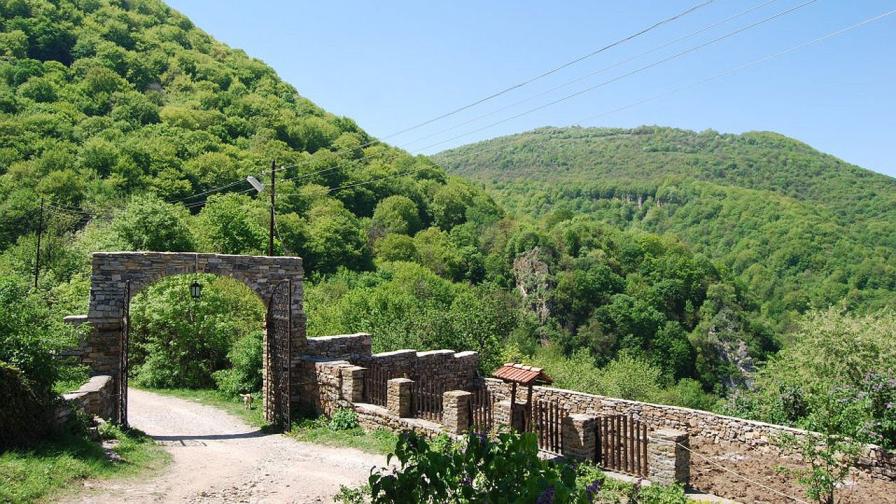 <p>Като средновековен замък, гордо кацнал на скала: Гложенският манастир</p>