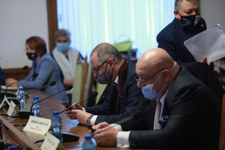 Кунчев докладва за епидемичната обстановка на депутатите от Комисията по