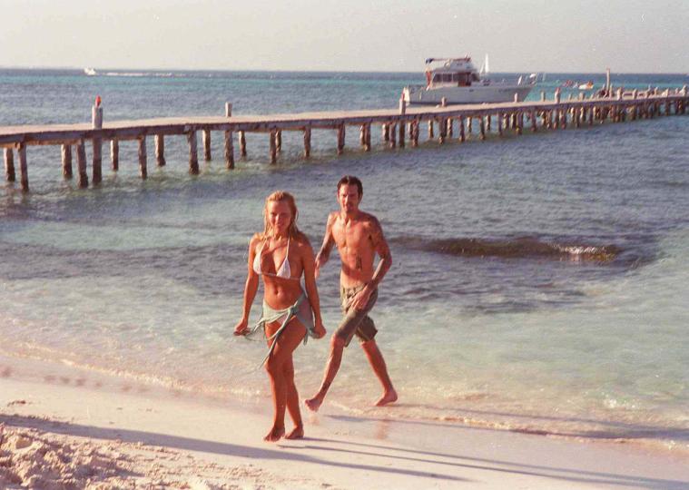 <p>На плажа в Канкун с тогавашния си съпруг Томи Лий, 1995 г.</p>