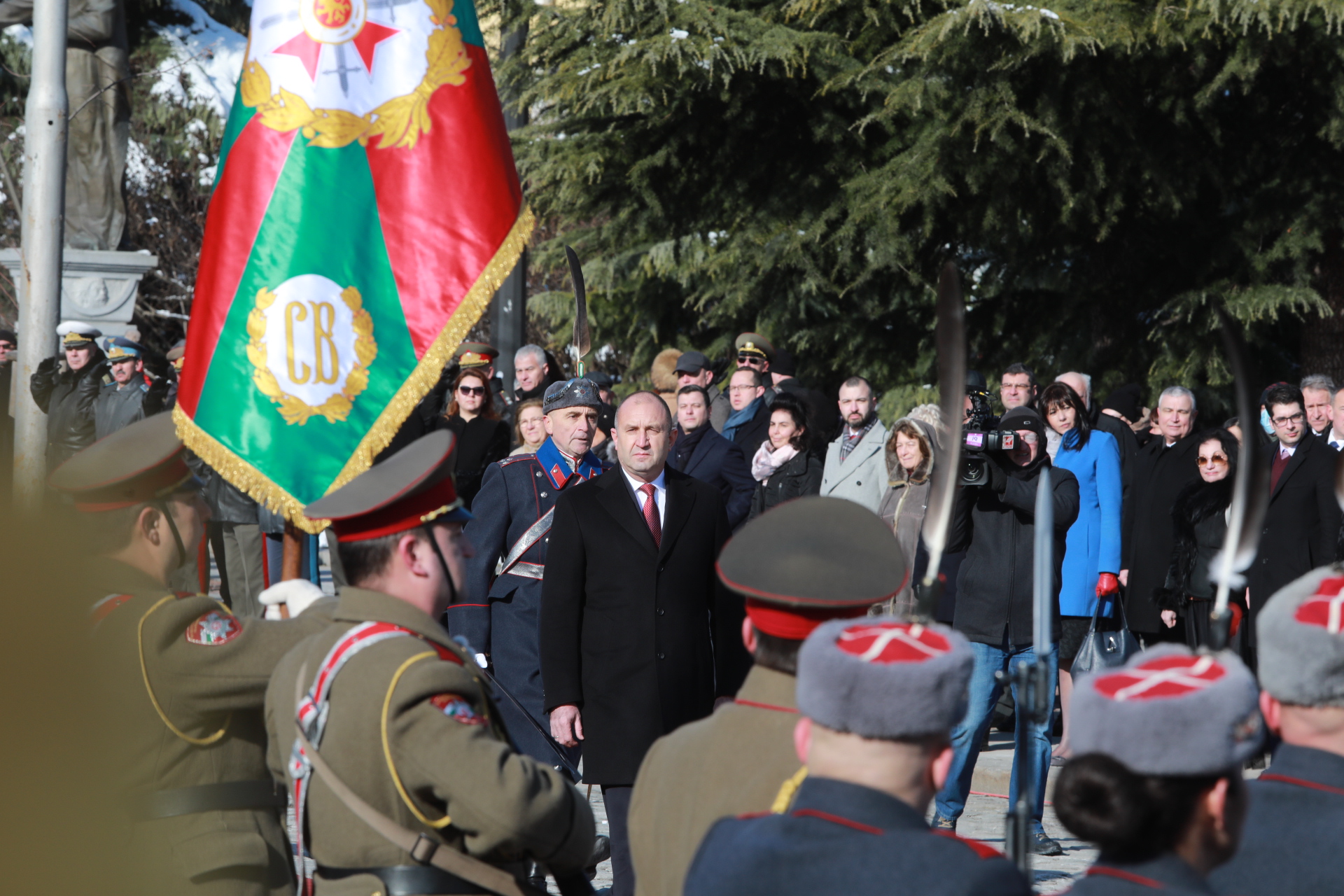 С 21 артилерийски салюта президентът Румен Радев и вицепрезидентът Илияна Йотова встъпиха в длъжност за втория си мандат на церемония на площад "Св. Александър Невски".