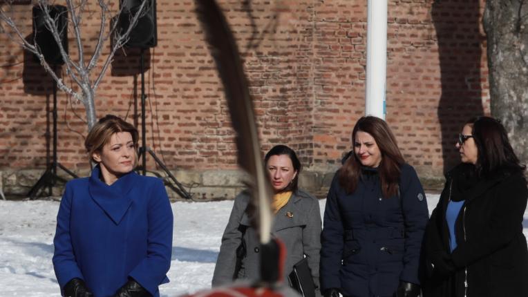  Какво облякоха Деси Радева и Илияна Йотова за встъпването в новия президентски мандат 