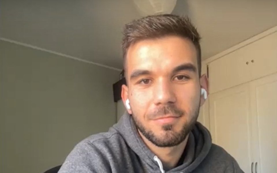 Виктор Николов е роден на 11 април 2001 г. в