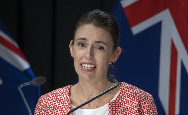Нова Зеландия въвежда нови ограничения заради Омикрон, премиерът отложи сватбата си