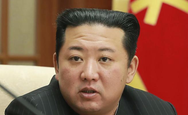 На фона на бурите: Северна Корея с политика да пази портретите на Ким Чен Ун
