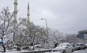 Студ скова Балканите, сняг валя в Анталия за първи път от близо 30 години