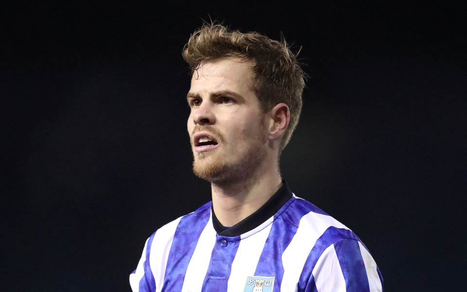 Нидерландският централен защитник Йоост ван Акен може да продължи кариерата