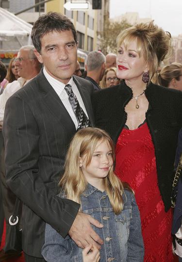 <p>С баща си и майка си на премиерата на &quot;Маската на Зоро&quot; в Лос Анджелис, 2005 г.</p>