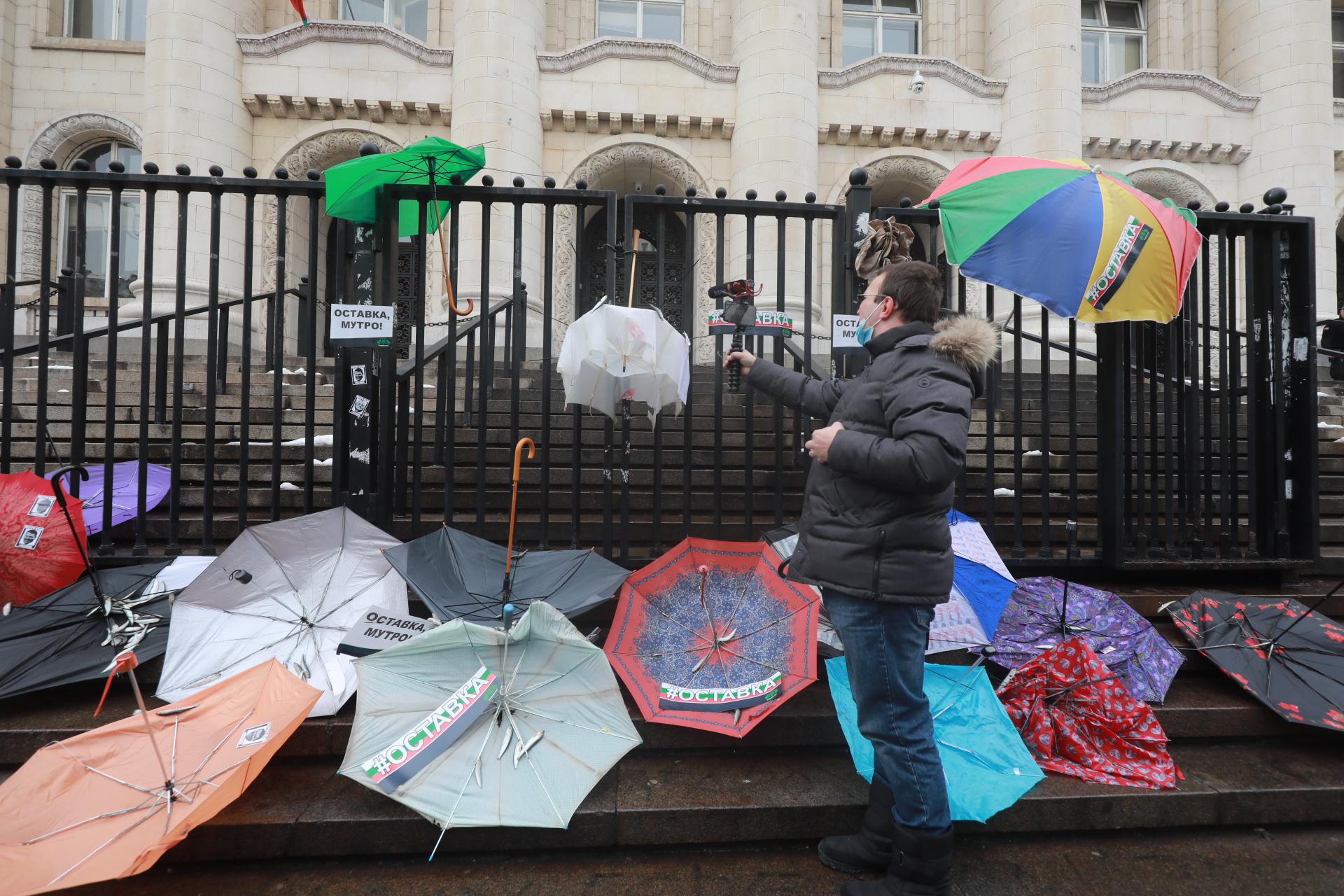 <p>Флашмоб &bdquo;Да им пречупим чадъра&ldquo; пред Съдебната палата в София</p>