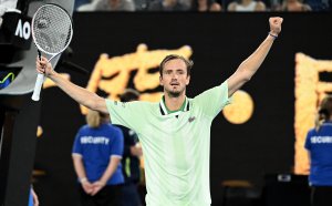 Безпощаден Медведев удари Циципас за втори пореден финал в Австралия