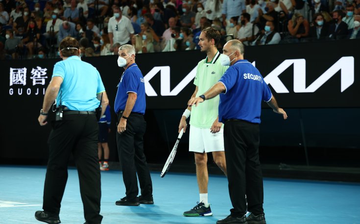 Фен нахлу на финала на Australian Open (видео+снимки)