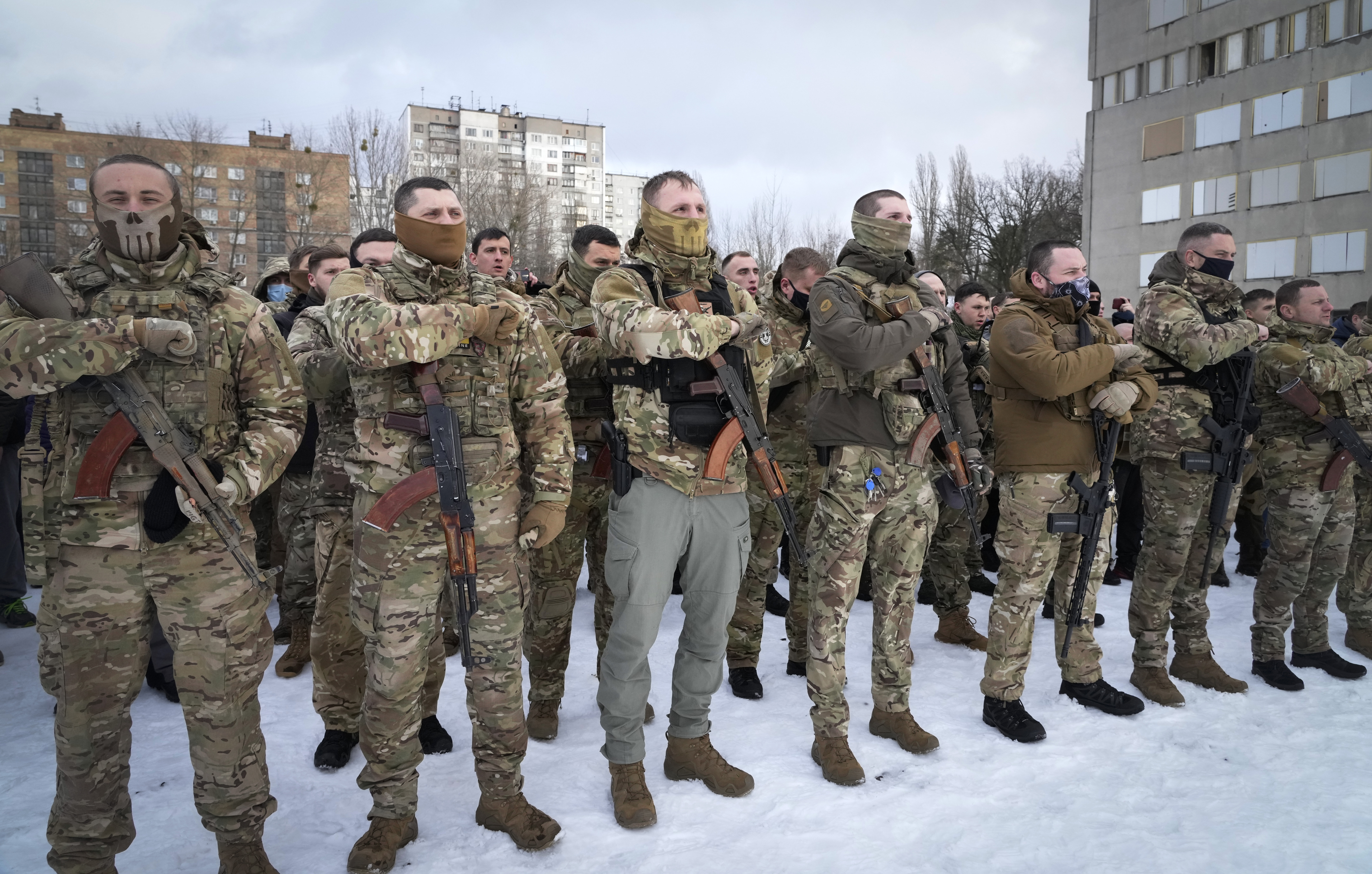 <p>Близо 300 души се събраха в Киев за военно обучение на територията на изоставен завод.</p>