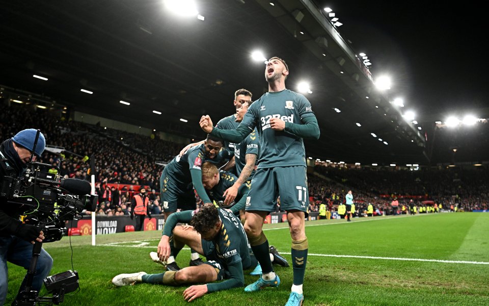 CORRECTION: is on 's bench this evening in place of