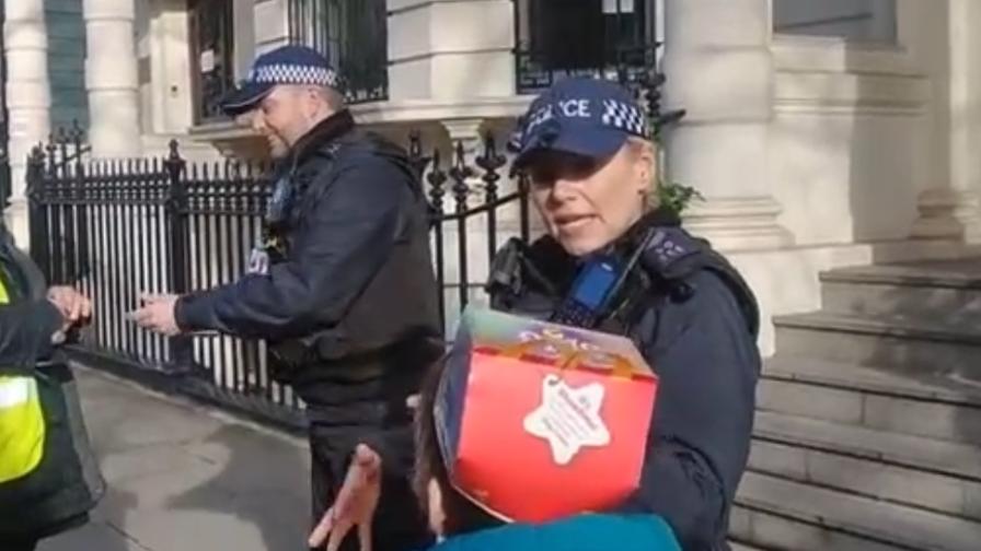 Полиция заради смяна на български свещеник в Лондон