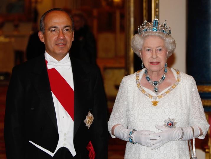 <p><strong><span style="background-color:#ffffff;">Бяло</span></strong></p>

<p><em>Снимка: Кралица Елизабет II е домакин на държавен банкет за президента на Мексико Фелипе Калдерон и Маргарита Завала</em></p>

<p>&nbsp;</p>