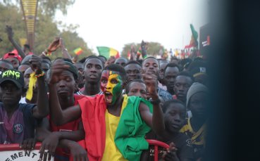 Десетки хиляди екзалтирани привърженици напълниха улиците на сенегалската столица Дакар