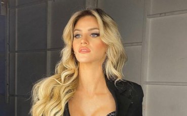 Хубавата Сара отново показа изящна гръд