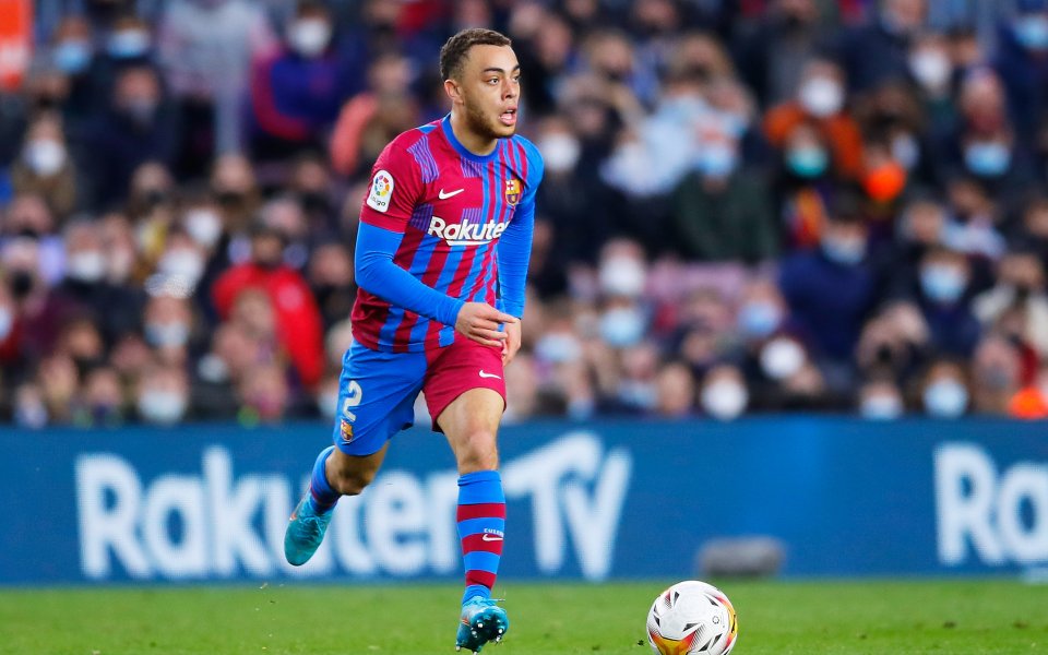 Аякс обмисля да си върне Сержиньо Деста от Барселона. На