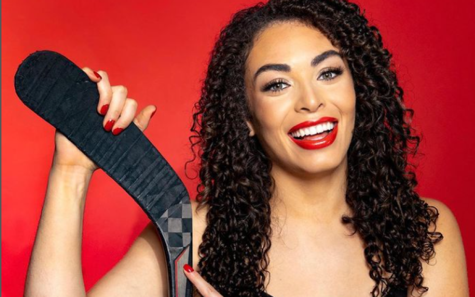 Освен това красавицата е една от спортистките, които имат честта