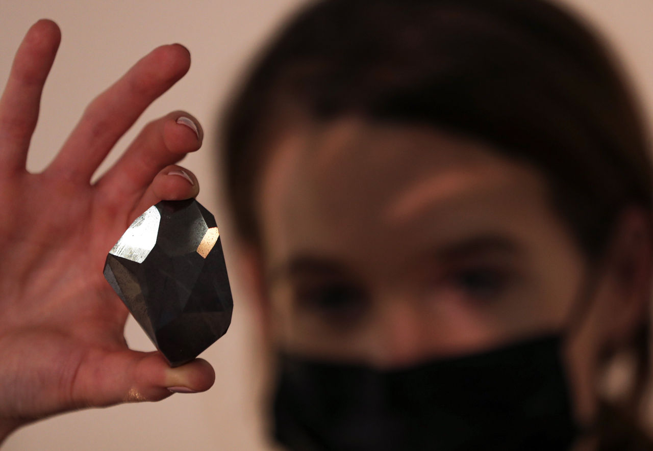 <p>&quot;Енигма&quot; - най-големият естествен черен диамант в света, тежащ 555,55 карата (111,11 гр) беше продаден за 3,16 милиона британски лири (3,75 милиона евро) на търг на &quot;Сотбис&quot; по интернет от Лондон.</p>