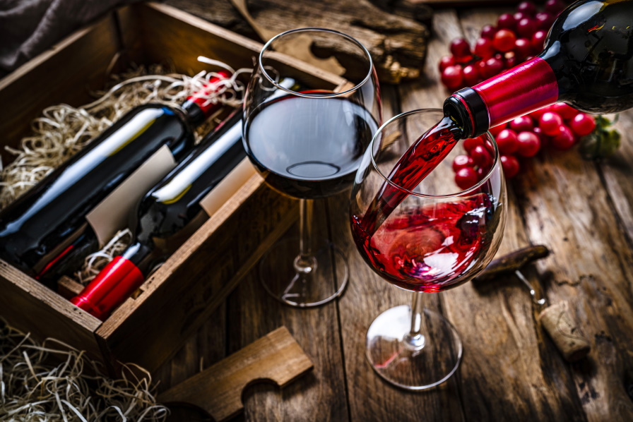 <p><strong>Има ли консумацията на червено вино и негативни страни?</strong></p>

<p>Като всяка храна или напитка и консумацията на червено вино има своите негативни страни. И, разбира се, това се отнася до прекомерната консумация. Когато специалистите говорят за ползите от консумацията на червено вино, става въпрос за една чаша вино от време на време, а не редовната му консумация в големи количества.</p>
