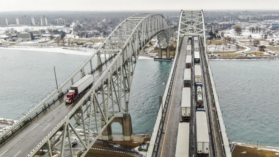 След блокадите: Мостът, свързващ Канада със САЩ, отново е отворен